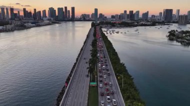 Florida 'da, ABD' de, Miami 'de bir yolcu gemisi. Sunset Sahili. Aydınlatılmış şehir manzarası. Şehir merkezinde. Florida 'da, ABD' de, Miami 'de bir yolcu gemisi. İnanılmaz Günbatımı Skyline.