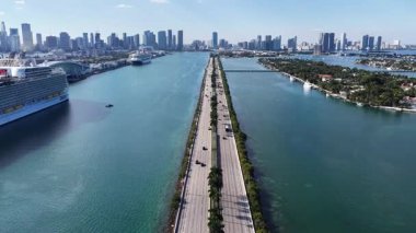 Miami Skyline, Florida 'da, ABD' de. Plaj manzarası. Şehir merkezinde. Seyahat güzergahı. Miami Skyline, Florida 'da, ABD' de. Doğa Deniz Burnu.