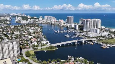 Fort Lauderdale Skyline Florida 'da Fort Lauderdale' de. Şehir Plajı. Bay Water Sahnesi. Şehir merkezinde. Fort Lauderdale Skyline, Florida Birleşik Devletleri. Huzurlu Manzara.