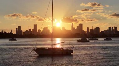 Florida 'daki Miami Beach' te Sunset Bay. Günbatımı Şehri. Aydınlatılmış şehir manzarası. Şehir merkezinde. Florida 'daki Miami Beach' te Sunset Bay. Huzurlu Günbatımı Gökyüzü.