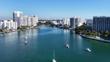 Miami Beach Skyline, Florida 'daki Miami Beach' te. Şehir Plajı. Bay Water Sahnesi. Şehir merkezinde. Florida 'daki Miami Beach Skyline. Huzurlu Manzara.
