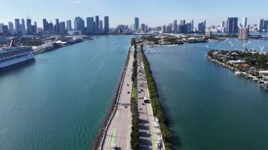 Miami Skyline, Florida 'da, ABD' de. Çarpıcı şehir manzarası. Plaj manzarası. Highrise Binaları. Miami Skyline, Florida 'da, ABD' de. Doğa Arkaplanı.
