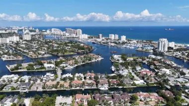 Fort Lauderdale Skyline Florida 'da Fort Lauderdale' de. Çarpıcı şehir manzarası. Plaj manzarası. Highrise Binaları. Fort Lauderdale Skyline, Florida Birleşik Devletleri. Doğa Arkaplanı.