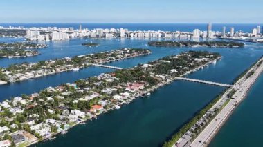 Florida 'daki Miami Beach' te Palm Island. Manzaralı Yükseliş Binaları. Güzel Skyline. Büyük Şehir Manzarası. Florida 'daki Miami Beach' te Palm Island. Şehir Plajı.