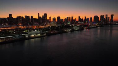 Florida 'da, Miami' de Sunset City. Günbatımı Şehri. Aydınlatılmış şehir manzarası. Şehir merkezinde. Florida 'da, Miami' de Sunset City. Huzurlu Günbatımı Gökyüzü.