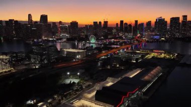 Florida 'da, Miami' de Sunset City. Günbatımı Şehri. Aydınlatılmış şehir manzarası. Şehir merkezinde. Florida 'da, Miami' de Sunset City. Huzurlu Günbatımı Gökyüzü.