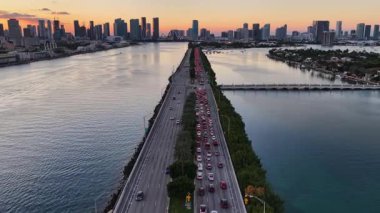 Miami Skyline, Florida 'da, ABD' de. Sunset Sahili. Aydınlatılmış şehir manzarası. Şehir merkezinde. Miami Skyline, Florida 'da, ABD' de. İnanılmaz Günbatımı Skyline.
