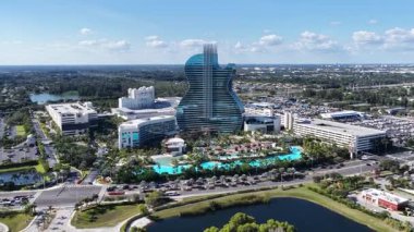 Florida 'da Hollywood' da Seminole Hard Rock Oteli. Gitar Skyline. Şehir merkezi manzarası. Yaz Gezisi. Hollywood 'daki Seminole Hard Rock Oteli. Yükseklik Binaları.