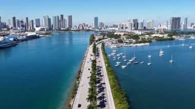 Miami Skyline, Florida 'da, ABD' de. Plaj manzarası. Liman Koyu Sahnesi. Şehir merkezinde. Miami Skyline, Florida 'da, ABD' de. İnanılmaz Şehir Manzarası.