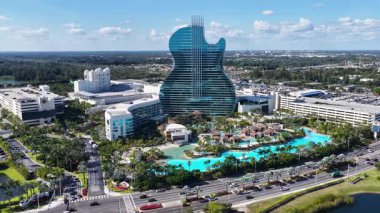 Florida 'da Hollywood' da Seminole Hard Rock Oteli. Manzaralı Yükseliş Binası. Güzel Skyline. Büyük Şehir Manzarası. Hollywood 'daki Seminole Hard Rock Oteli. Gitar Biçimi.