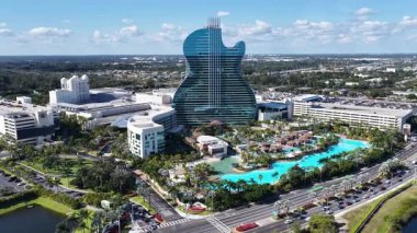 Florida 'da Hollywood' da Seminole Hard Rock Oteli. Ünlü otel. Modern bina. Şehir merkezinde. Hollywood 'daki Seminole Hard Rock Oteli. Gitar Manzarası.
