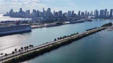 Miami Skyline, Florida 'da, ABD' de. Şehir Plajı. Bay Water Sahnesi. Şehir merkezinde. Miami Skyline, Florida 'da, ABD' de. Huzurlu Manzara.