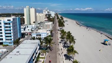 Florida 'daki Hollywood Sahilinde Broadwalk. Manzaralı Yükseliş Binaları. Güzel Skyline. Büyük Şehir Manzarası. Florida 'daki Hollywood Sahilinde Broadwalk. Şehir Plajı.
