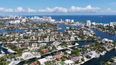 Fort Lauderdale Skyline Florida 'da Fort Lauderdale' de. Plaj manzarası. Liman Koyu Sahnesi. Şehir merkezinde. Fort Lauderdale Skyline, Florida Birleşik Devletleri. İnanılmaz Şehir Manzarası.