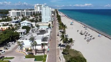 Florida 'daki Hollywood Sahilinde Broadwalk. Manzaralı Yükseliş Binaları. Güzel Skyline. Büyük Şehir Manzarası. Florida 'daki Hollywood Sahilinde Broadwalk. Şehir Plajı.