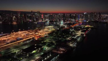 Florida 'da, Miami' de Sunset City. Aydınlanmış Şehir. Gece Şehir Manzarası. Şehir merkezinde. Florida 'da, Miami' de Sunset City. İnanılmaz Şehir Manzarası.