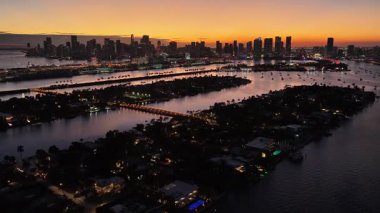 Miami Beach Skyline, Florida 'daki Miami Beach' te. Sunset Sahili. Aydınlatılmış şehir manzarası. Şehir merkezinde. Florida 'daki Miami Beach Skyline. İnanılmaz Günbatımı Skyline.