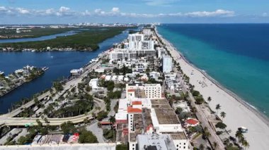 Hollywood Beach Skyline, Florida 'da Hollywood Plajı' nda. Manzaralı Yükseliş Binaları. Güzel Skyline. Büyük Şehir Manzarası. Florida 'daki Hollywood Sahili Skyline. Şehir Plajı.