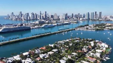 Miami Skyline, Florida 'da, ABD' de. Çarpıcı şehir manzarası. Plaj manzarası. Highrise Binaları. Miami Skyline, Florida 'da, ABD' de. Doğa Arkaplanı.