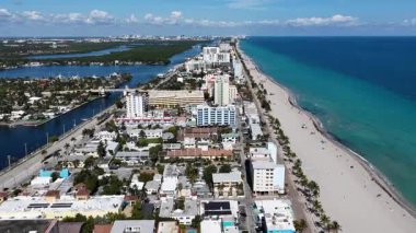 Hollywood Beach Skyline, Florida 'da Hollywood Plajı' nda. Şehir Plajı. Bay Water Sahnesi. Şehir merkezinde. Florida 'daki Hollywood Sahili Skyline. Huzurlu Manzara.