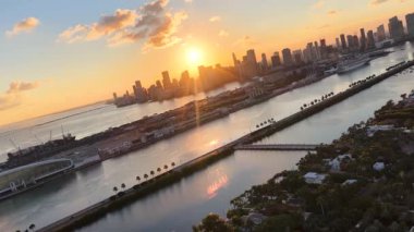 Florida 'daki Miami Beach' te Sunset Skyline. Günbatımı Şehri. Muhteşem Biscayne Körfezi. Şehir merkezinde. Florida 'daki Miami Beach' te Sunset Skyline. Yükseklik Binaları.