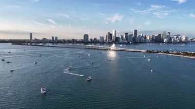 Miami Skyline, Florida 'da, ABD' de. Deniz Burnu Skyline. Şehir merkezi manzarası. Yaz Gezisi. Florida 'daki Miami Skyline. Yükseklik Binaları.