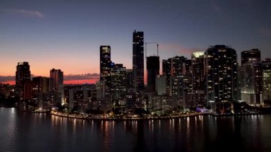Florida, ABD 'de, Miami' de Sunset Skyline. Günbatımı Şehri. Highrise Binaları. Şehir merkezinde. Florida, ABD 'de, Miami' de Sunset Skyline. Biscayne Körfezi Konut Binaları.