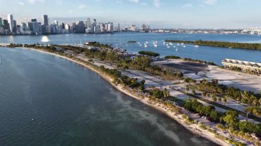 Florida 'da, Miami' de Virginia Key Plajı. Plaj manzarası. Şehir merkezinde. Seyahat güzergahı. Florida 'daki Virginia Key Beach. Doğa Deniz Burnu.