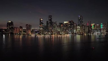 Miami Skyline, Florida 'da, ABD' de. Aydınlanmış Şehir. Gece Şehri Sahnesi. Şehir merkezinde. Florida 'daki Miami Skyline. Çarpıcı Şehir Manzarası.