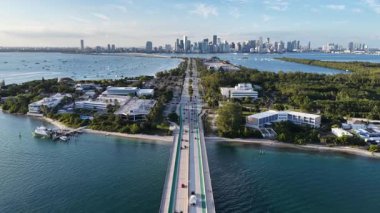 Florida 'da, Amerika' da, Miami 'de Bear Cut Köprüsü. Şehir Plajı. Bay Water Sahnesi. Şehir merkezinde. Florida 'daki Bear Cut Köprüsü. Huzurlu Manzara.