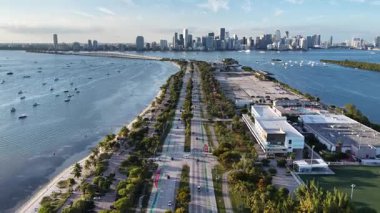 Miami Skyline, Florida 'da, ABD' de. Plaj manzarası. Şehir merkezinde. Seyahat güzergahı. Florida 'daki Miami Skyline. Doğa Deniz Burnu.