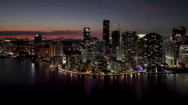 Florida, ABD 'de, Miami' de Sunset Skyline. Günbatımı Şehri. Highrise Binaları. Şehir merkezinde. Florida, ABD 'de, Miami' de Sunset Skyline. Biscayne Körfezi Konut Binaları.