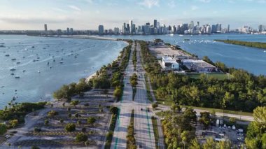 Miami Skyline, Florida 'da, ABD' de. Deniz Burnu Skyline. Şehir merkezi manzarası. Yaz Gezisi. Florida 'daki Miami Skyline. Yükseklik Binaları.
