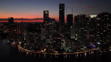 Miami 'deki Brickell Körfezi Amerika Birleşik Devletleri' nde. Günbatımı Şehri. Muhteşem Biscayne Körfezi. Şehir merkezinde. Miami 'deki Brickell Körfezi Amerika Birleşik Devletleri' nde. Yükseklik Binaları.