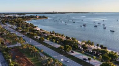 Florida 'da, Miami' de Virginia Key Plajı. Deniz Burnu Skyline. Şehir merkezi manzarası. Yaz Gezisi. Florida 'daki Virginia Key Beach. Yükseklik Binaları.