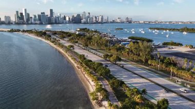 Florida 'da Miami' deki Hobie Adası Plajı. Deniz Burnu Skyline. Şehir merkezi manzarası. Yaz Gezisi. Florida 'daki Hobie Adası Plajı. Yükseklik Binaları.