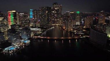 Miami 'deki Brickell Körfezi Amerika Birleşik Devletleri' nde. Aydınlanmış Şehir. Gece Şehir Manzarası. Şehir merkezinde. Miami 'deki Brickell Körfezi Amerika Birleşik Devletleri' nde. İnanılmaz Şehir Manzarası.