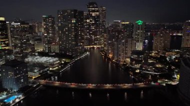 Miami Skyline, Florida 'da, ABD' de. Aydınlanmış Şehir. Gece Şehri Sahnesi. Şehir merkezinde. Florida 'daki Miami Skyline. Çarpıcı Şehir Manzarası.