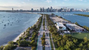 Miami Skyline, Florida 'da, ABD' de. Deniz Burnu Skyline. Şehir merkezi manzarası. Yaz Gezisi. Florida 'daki Miami Skyline. Yükseklik Binaları.