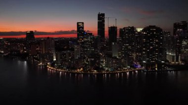 Florida, ABD 'de, Miami' de Sunset Skyline. Günbatımı Şehri. Highrise Binaları. Şehir merkezinde. Florida, ABD 'de, Miami' de Sunset Skyline. Biscayne Körfezi Konut Binaları.