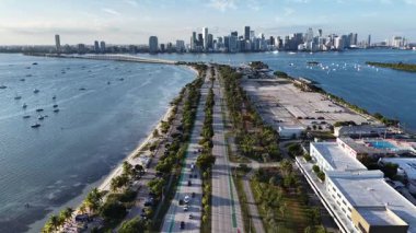 Miami Skyline, Florida 'da, ABD' de. Plaj manzarası. Şehir merkezinde. Seyahat güzergahı. Florida 'daki Miami Skyline. Doğa Deniz Burnu.