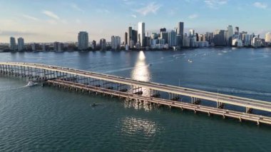 Miami Skyline, Florida 'da, ABD' de. Şehir Plajı. Bay Water Sahnesi. Şehir merkezinde. Florida 'daki Miami Skyline. Huzurlu Manzara.