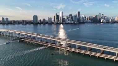 Miami Skyline, Florida 'da, ABD' de. Manzaralı Yükseliş Binaları. Güzel Skyline. Büyük Şehir Manzarası. Florida 'daki Miami Skyline. Şehir Plajı.