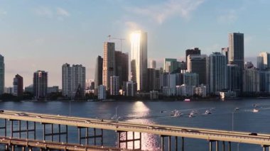 Miami Skyline, Florida 'da, ABD' de. Plaj manzarası. Liman Koyu Sahnesi. Şehir merkezinde. Florida 'daki Miami Skyline. İnanılmaz Şehir Manzarası.