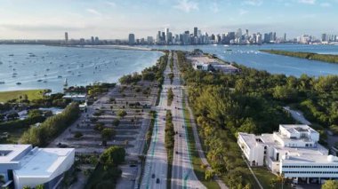Miami Skyline, Florida 'da, ABD' de. Çarpıcı şehir manzarası. Plaj manzarası. Highrise Binaları. Florida 'daki Miami Skyline. Doğa Arkaplanı.
