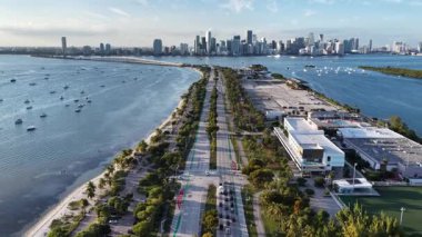 Miami Skyline, Florida 'da, ABD' de. Plaj manzarası. Şehir merkezinde. Seyahat güzergahı. Florida 'daki Miami Skyline. Doğa Deniz Burnu.