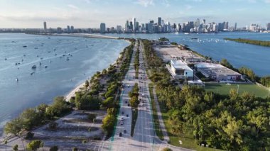 Miami Skyline, Florida 'da, ABD' de. Deniz Burnu Skyline. Şehir merkezi manzarası. Yaz Gezisi. Florida 'daki Miami Skyline. Yükseklik Binaları.