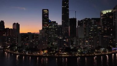 Florida, ABD 'de, Miami' de Sunset Skyline. Günbatımı Şehri. Highrise Binaları. Şehir merkezinde. Florida, ABD 'de, Miami' de Sunset Skyline. Biscayne Körfezi Konut Binaları.