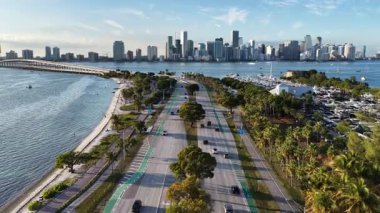 Miami Skyline, Florida 'da, ABD' de. Çarpıcı şehir manzarası. Plaj manzarası. Highrise Binaları. Florida 'daki Miami Skyline. Doğa Arkaplanı.