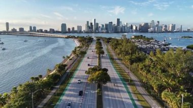 Miami Skyline, Florida 'da, ABD' de. Şehir Plajı. Bay Water Sahnesi. Şehir merkezinde. Florida 'daki Miami Skyline. Huzurlu Manzara.